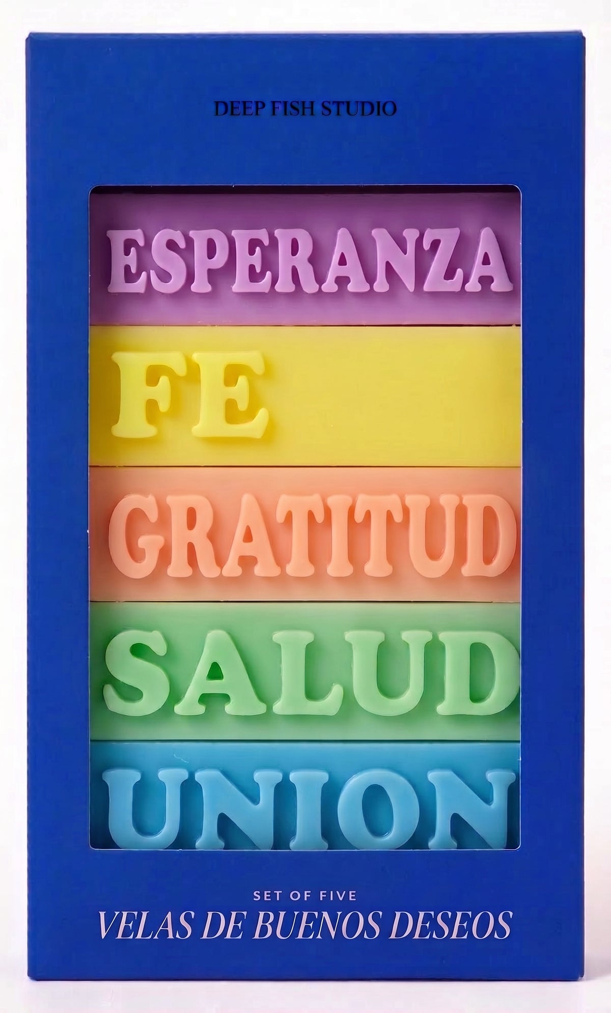 Velas de intención escultóricas y apilables con mensajes grabados de buenos deseos (FE, GRATITUD, UNIÓN). Diseño minimalista para decorar con propósito